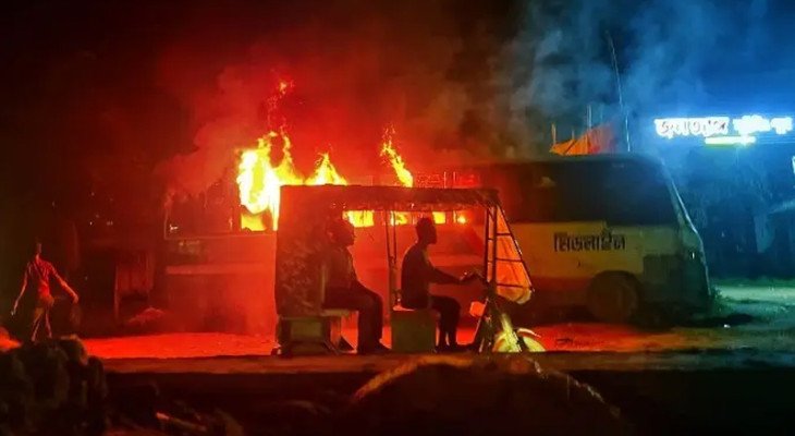 মোহাম্মদপুরে রাতের আঁধারে পার্কিং করা বাসে আগুন